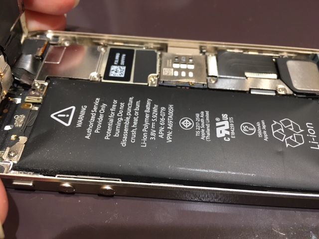 iPhone5Sバッテリー交換★膨張してパンパンになったバッテリーは大変危険(;’∀’)《伊丹市よりお越しのお客様》データそのまま即日修理で最短15分！！つかしん2Fライトオンさん前のスマートクールへ(^_-)-☆
