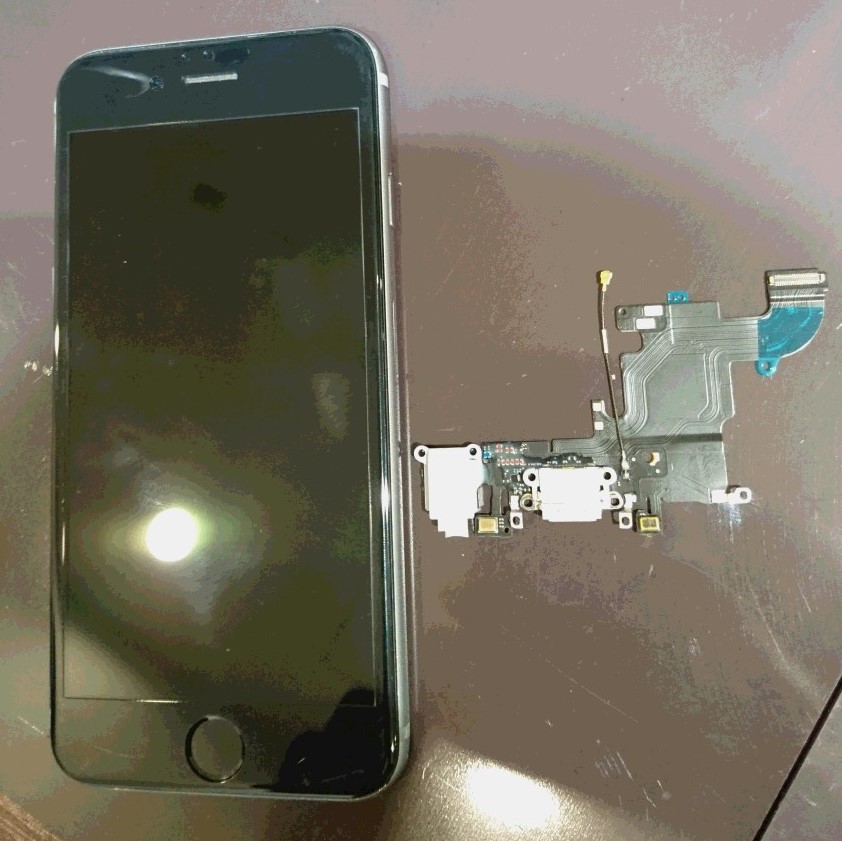 iPhone(アイフォン)修理尼崎 最短２０分～・即日修理・データそのまま！ 地域最安値のスマートクールつかしん店 【iPhone6S】充電挿し口の交換 《伊丹市からのご来店》