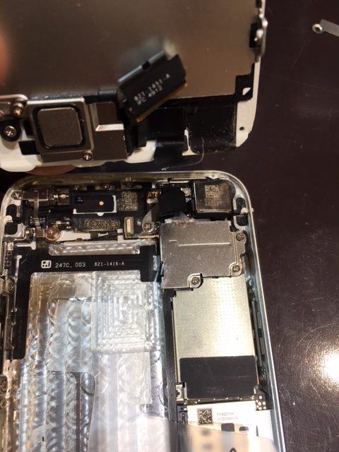 セルフ修理で、大切な線が切れてしまった(´；ω；`)画面とフロントカメラ部品交換修理！iPhone修理を尼崎市でお探しなら！スマートクールつかしん店まで★即日修理、データそのまま☺尼崎市よりお越しのお客様　iPhone5修理速報