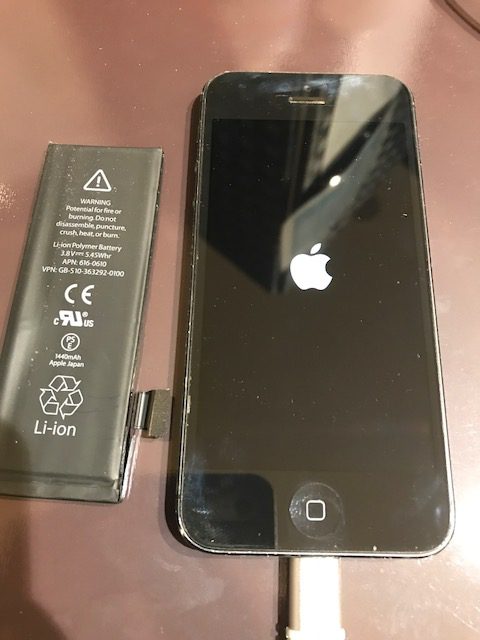 iPhone5　バッテリー交換<尼崎市からのご来店＞｜ここ２週間くらいでいきなり電池の減りが早くなったんですけど。。。　それはバッテリーが劣化しているのかも！？バッテリー交換で今までとは見違えるほどの電池の持ちに☺　iPhone修理専門店　つかしん　TELL：06-6421-1705