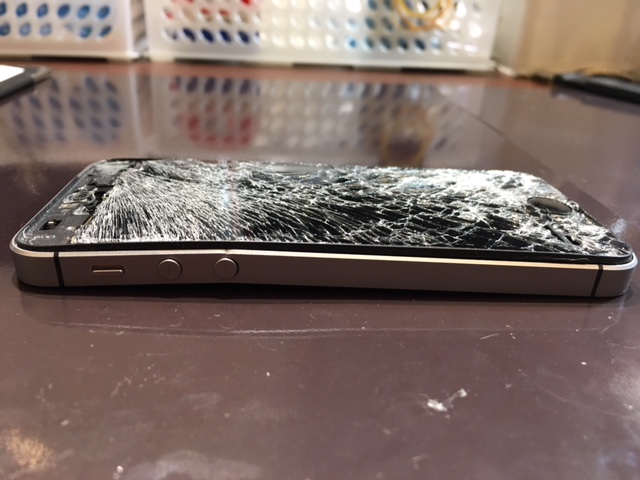 【つかしん店】ここまでバキバキになっちゃっても、諦めないで！！iPhone即日修理のスマートクール