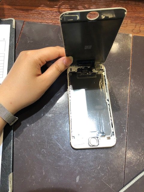 iphone6画面交換｜画面浮いてきてて…＜伊丹市よりお越しのお客様＞ねじが止まっておらず、画面が開いてしまっています💦