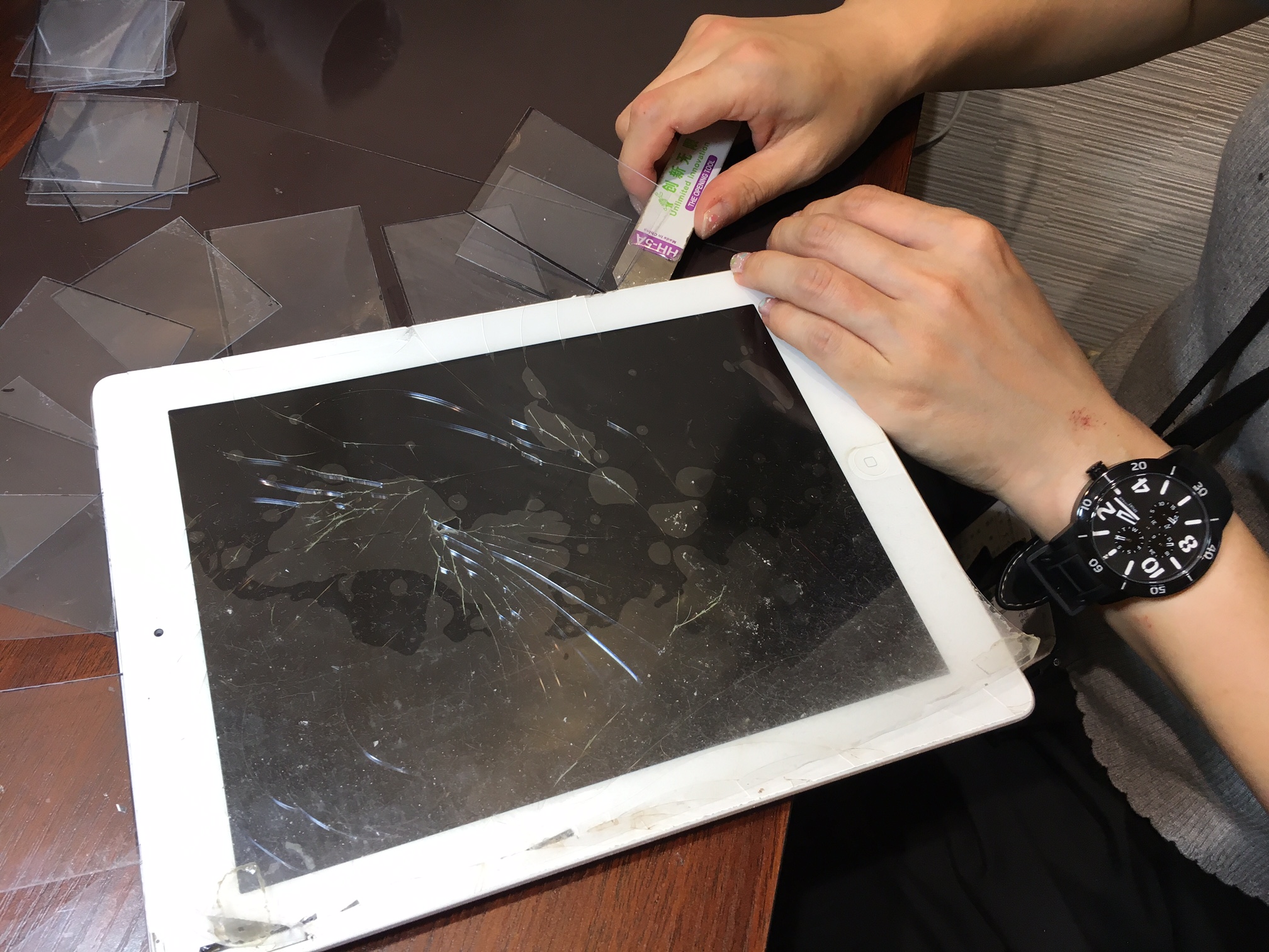 お子様との楽しい時間が悪夢に(+o+)iPad 4の画面割れ！無事復活なるか！？
