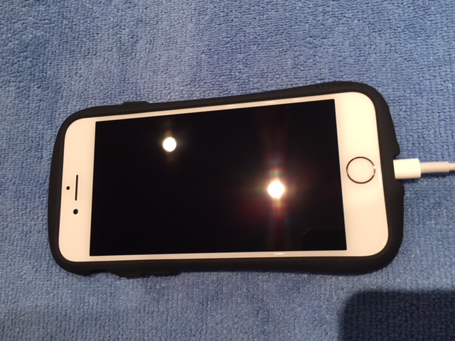 「iPhone画面修理、スマホケース」iPhone7にヒビが・・・まあ小さいからほっといても大丈夫か☆彡とお思いのお客様！油断してるとほんの少しの衝撃でヒビが拡大してしまいます＞＜お早目の修理の検討を！