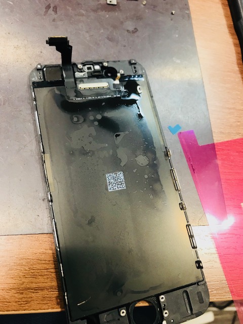 【伊丹店　修理速報アイフォン6S　水没復旧】仕事から帰ってきてバッグの中の水筒を取り出したら中で漏れてた((=ﾟДﾟ=))ﾉしかも携帯も沈んでたらしいです。。。直るかなー(´･ω･lll)