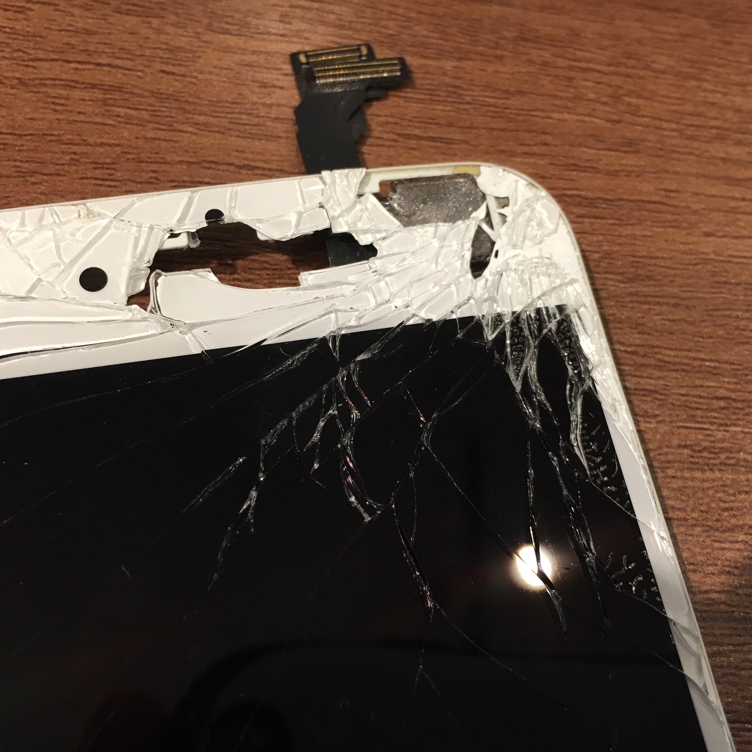 バキバキに割れて穴まで開いてしまったiPhone6のフロントパネル。iPhoneの画面修理はスマートクールつかしん店にお任せを！☎06-6421-1705