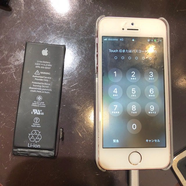 iphoneSEバッテリー交換｜この大きさが持ちやすいから…＜伊丹市よりお越しのお客様＞5シリーズを手放せないアナタ！バッテリー交換で快適に使い続けられますよ🎶