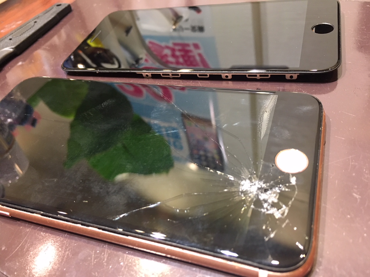 IPHONE８plus液晶破損修理！ガラスが割れて、何も映らなくなったアイフォンも即日30分で修理完了☆中のデータもそのままです！尼崎・伊丹・川西・大阪でiphone即日修理はスマートクールつかしん店🎶☎06-6421-1705[大阪市よりお越しのお客様]