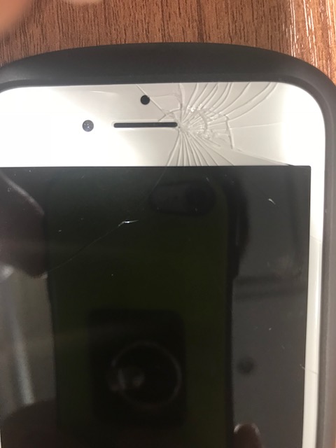 【伊丹店　修理速報　アイフォン7画面交換】携帯を机の角にぶつけて画面が割れてしまったんです。。。しかも電話するときに割れてるから怖い(´･ω･lll)それは危ないですね！！すぐ修理しましょう((*｀ﾟдﾟ)ゞ