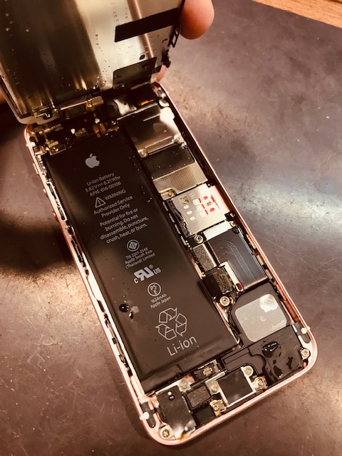 【伊丹店修理速報　IPHONE5S　水没のお客様】バッグの中に携帯を入れてたら水筒からお茶がこぼれてて携帯がびちょびちょに濡れてました。。。しかも修理するの2回目なんです((=ﾟДﾟ=))ﾉお任せください！！