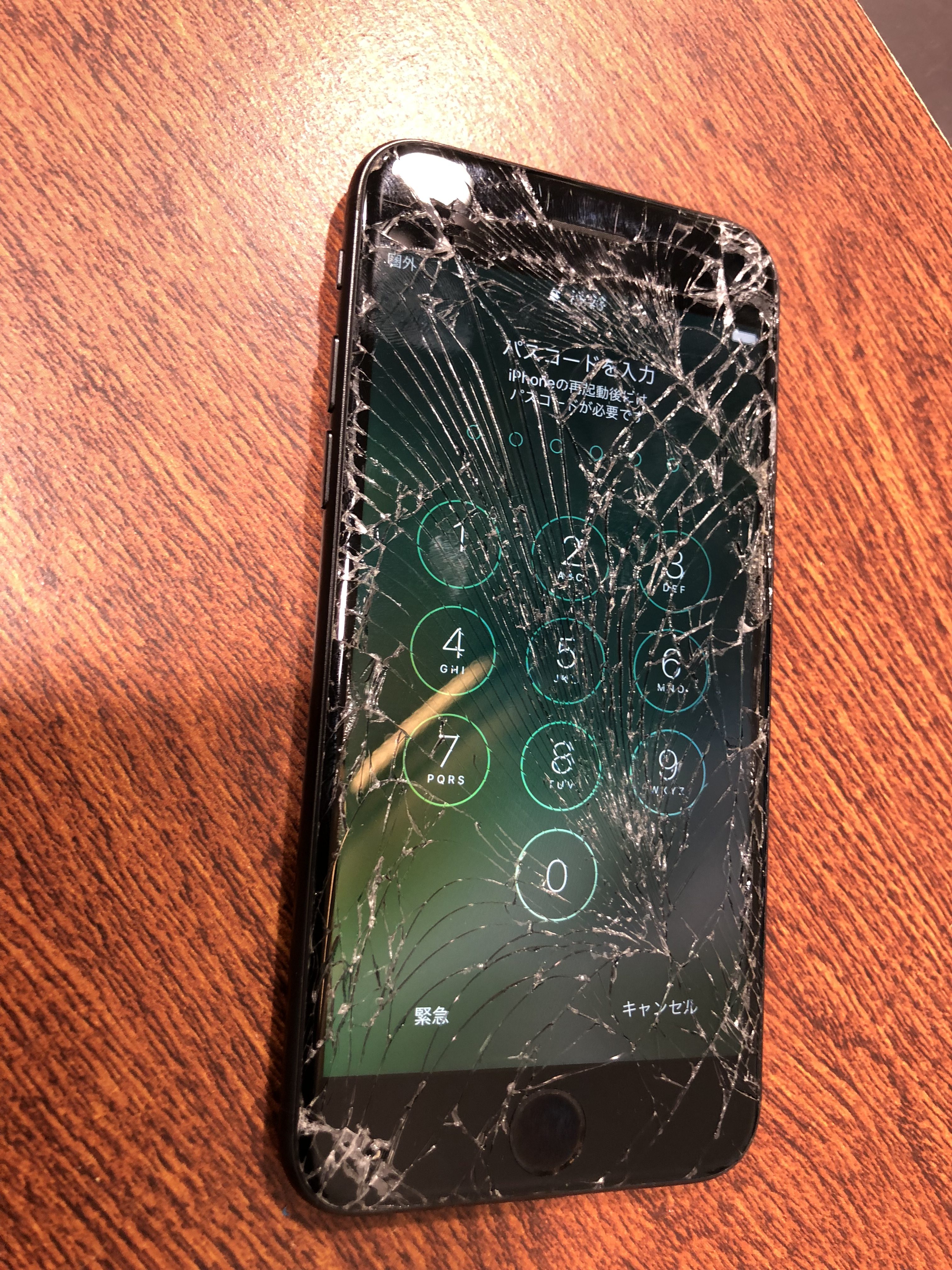 【伊丹店　修理速報アイフォン7　画面修理のお客様】お友達に携帯を踏まれたそうです。。。気づいたときにはお友達のお尻の下敷きなってたそうです((=ﾟДﾟ=))ﾉしかもバキバキで画面が良く見えない。。。
