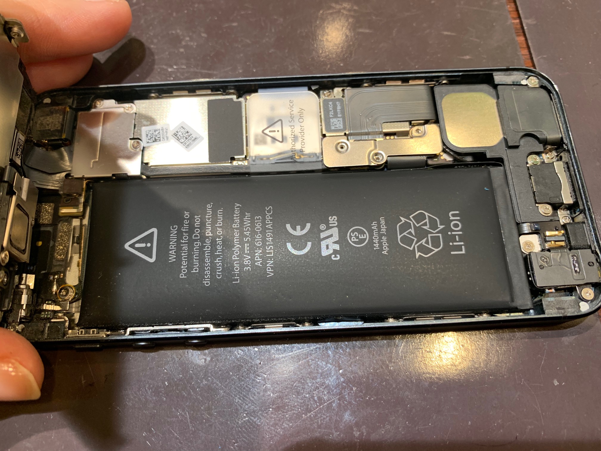 iPhone５、電池が膨張して液晶が浮いてきた！尼崎のアイフォーン修理・買取・中古販売専門店☆スマートクールあまがさき・伊丹店[☎06-6421-1705]