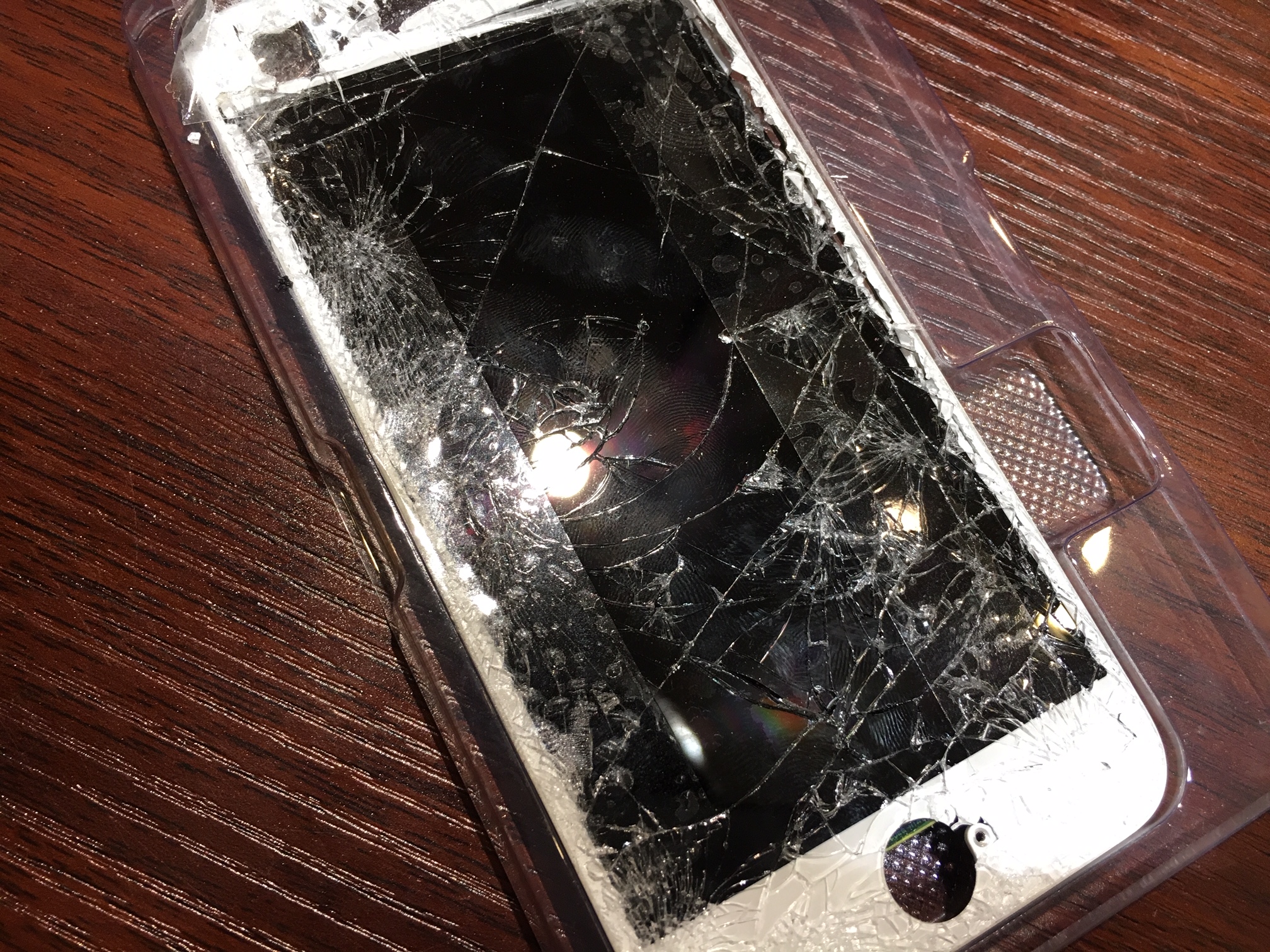 車にひかれて画面バキバキのiphone7の画面を交換！！　伊丹・尼崎のアイフォン修理専門店、スマートクールです！