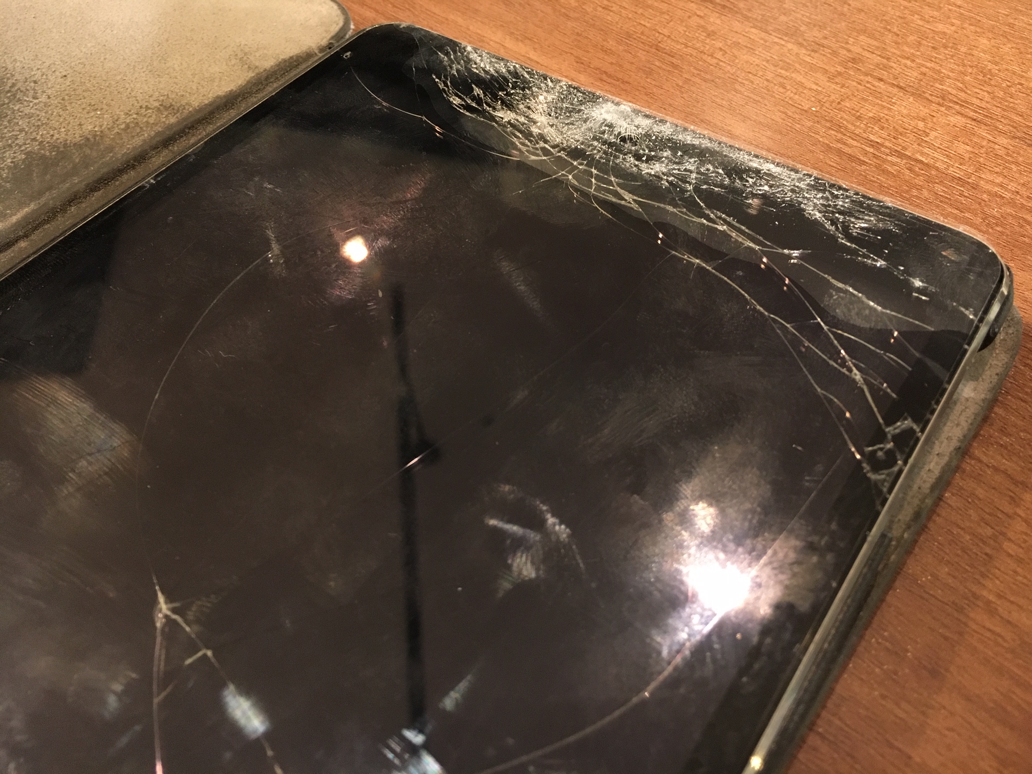 iPadがスプラッターに！　果たして直るのか！？　乞うご期待。　伊丹・尼崎のiPhone修理専門店。