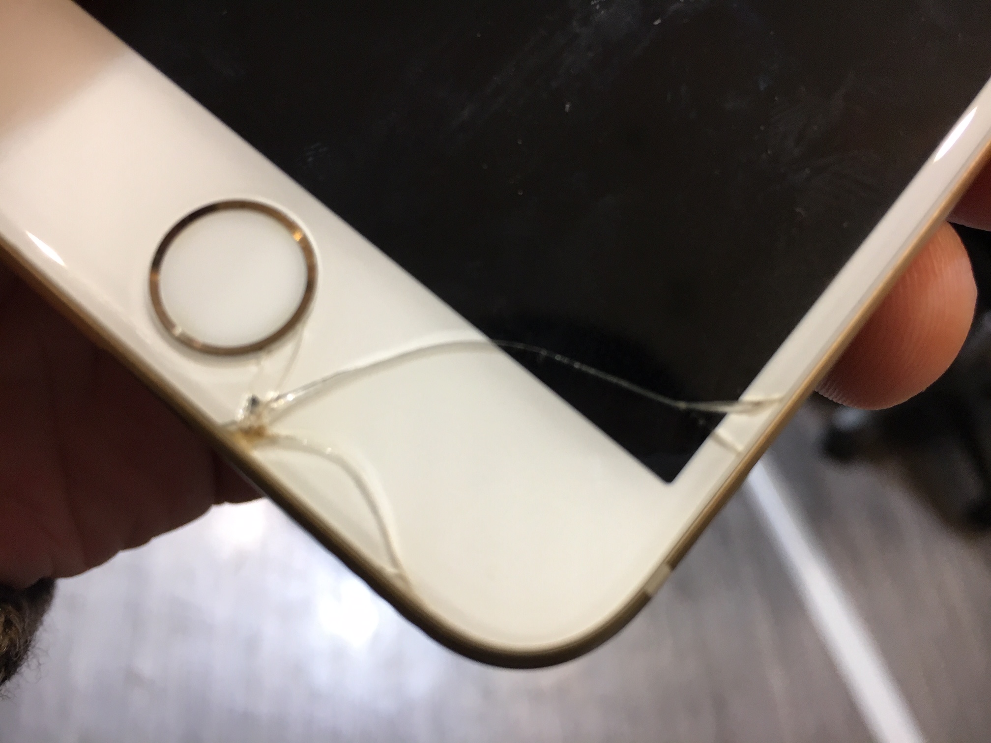 iPhone6の画面われからの交換！！　伊丹・尼崎のiPhone修理専門店です。