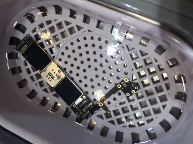 水没復旧作業　iPhone6s+　洗面所で水没画面真っ暗　アイフォン修理伊丹尼崎店　