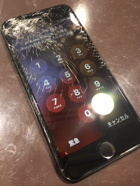 バキバキのIphone7画面交換　アイフォン修理伊丹尼崎店　買取も積極的に！伊丹市池尻よりお越しのお客様