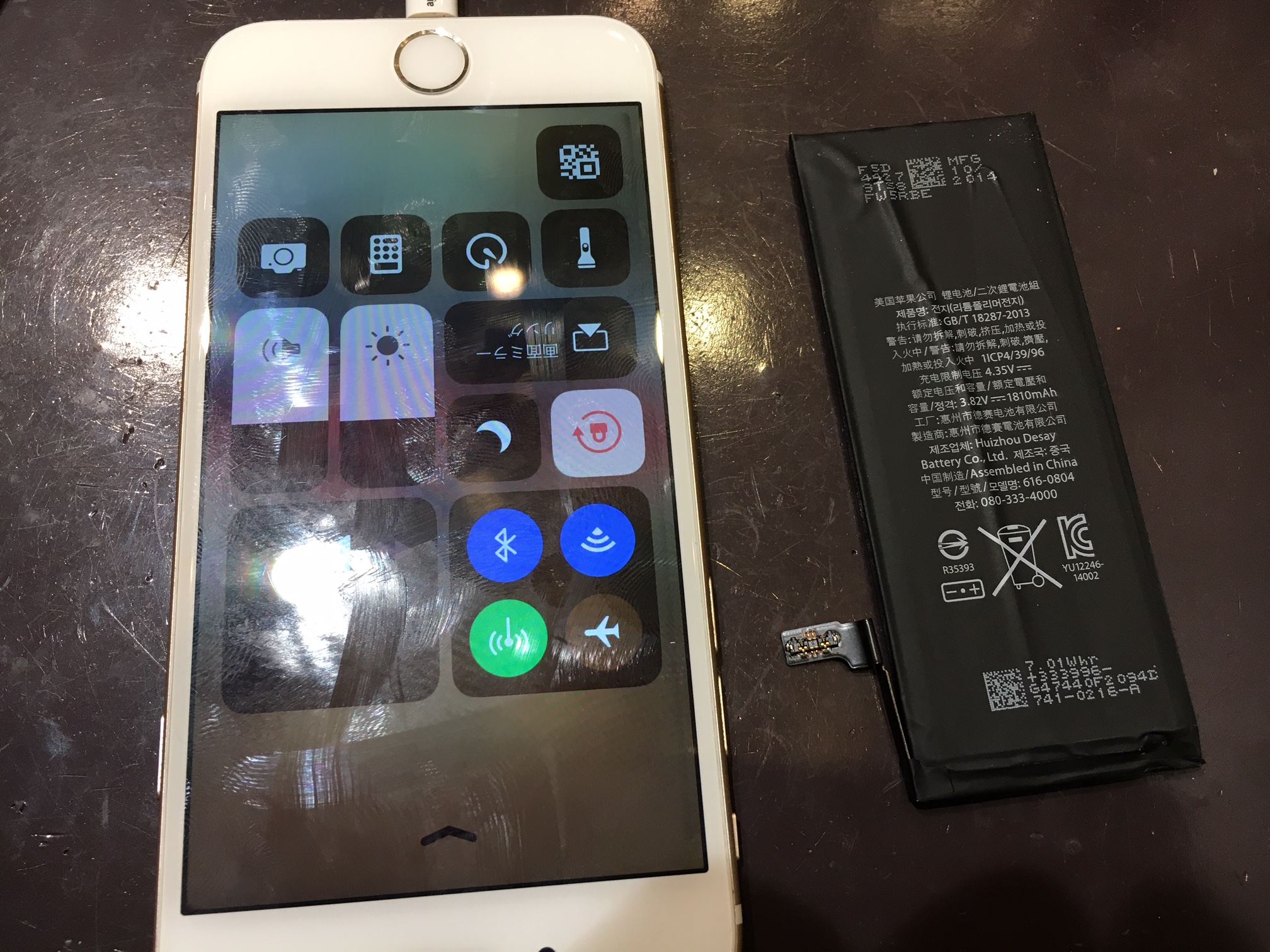 iPhone6、あっという間にバッテリー切れ状態。バッテリー交換で復活(⌒∇⌒)　また長く使えますね。尼崎のiPhone修理専門店スマートクール