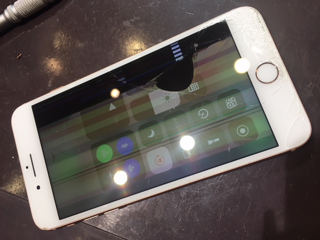 iPhone修理伊丹尼崎店　アイフォン8+画面液晶交換　川西市よりお越しのお客様