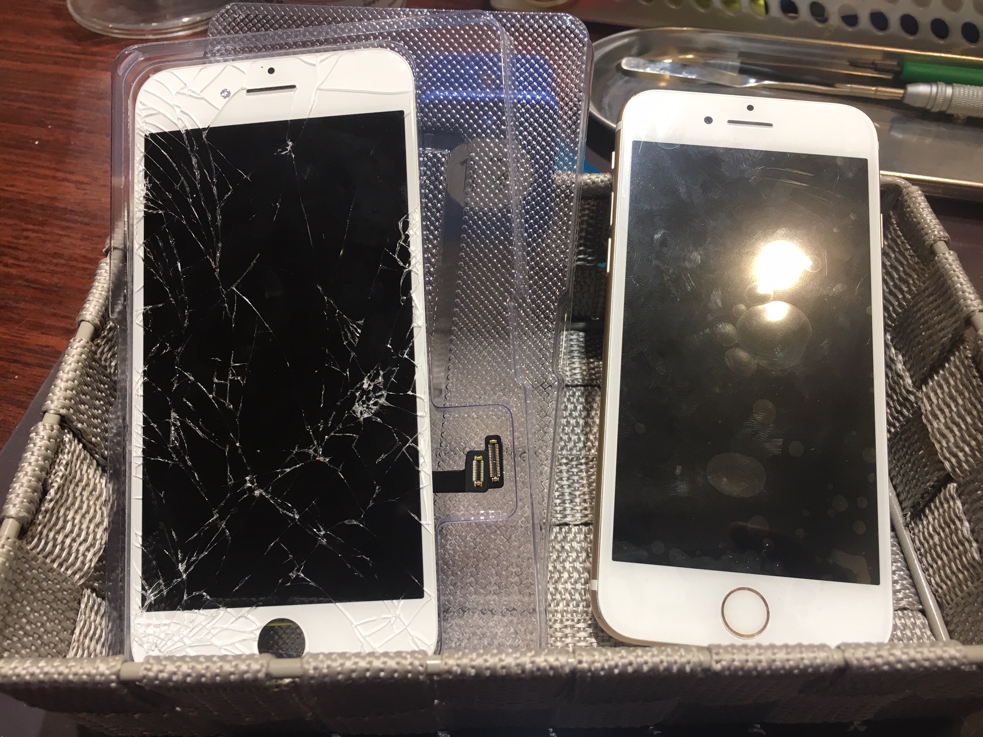 iPhone7　バキバキ画面を交換しました。　ガラスの破片がぽろぽろ落ちて大変(;´∀｀)　尼崎・伊丹・川西　IPHONE修理店