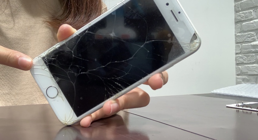 [川西市よりお越しのお客様]iPhone6ガラス欠け・バキバキ画面修理！割れたパネルの隙間から水分が入って水没することも…⚠スマートクール伊丹店で最短30分画面修理！TEL：072-767-1011
