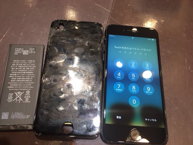 iPhone6S画面交換　バキバキ画面は強度も落ちており更なる故障現象を招きやすい💦　尼崎市武庫之荘よりお越しのお客様