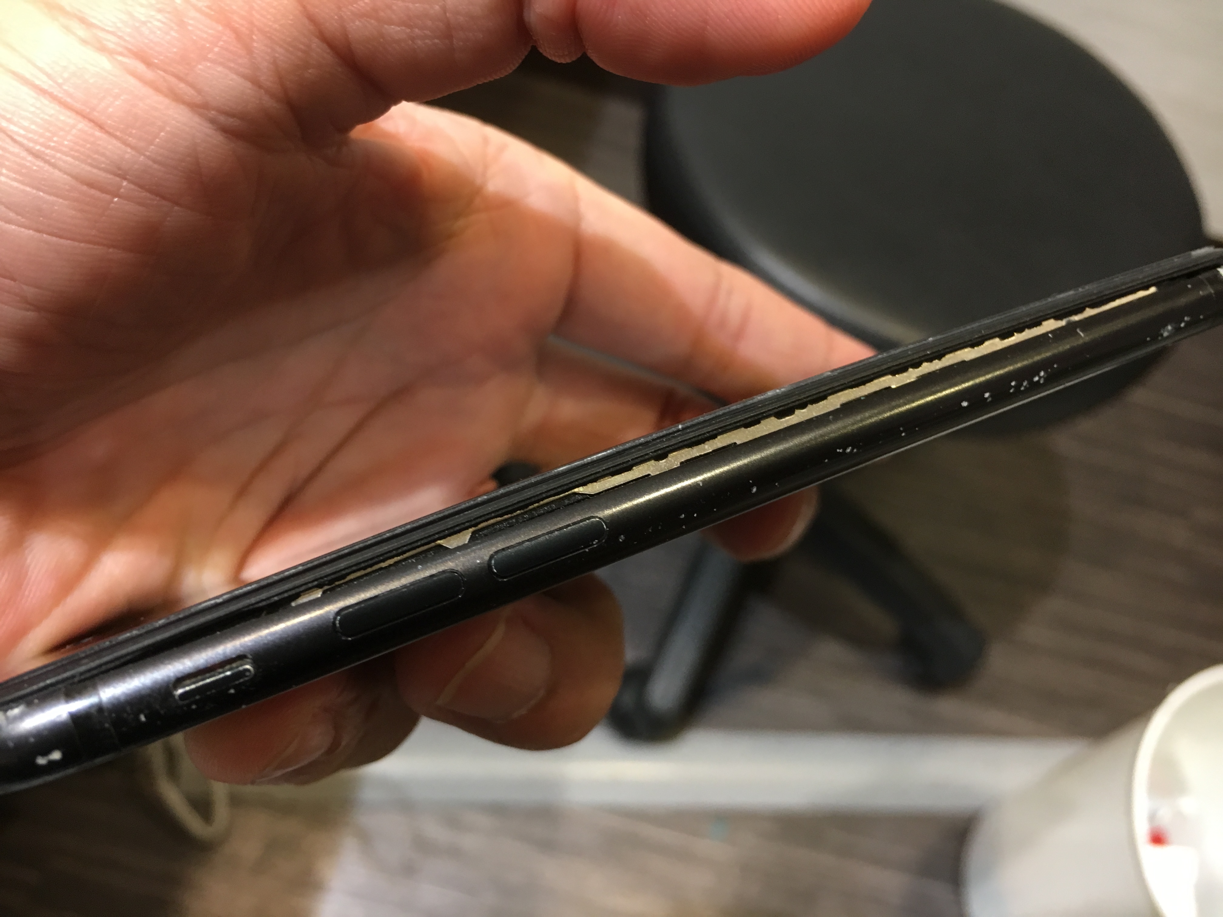 iPhone7　バッテリー膨張！！　爆発・発火の危険アリ！　はやめに交換しましょう☆　伊丹・尼崎・川西・宝塚のiPhone修理専門店。