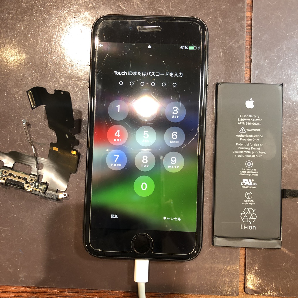 iPhone７の充電がたまらなくなったら、充電挿し口の変形があるかもしれません！バッテリーも合わせて交換しておけば、新品になったように使いやすくなります♪＜尼崎市よりお越しのお客様＞iPhone修理尼崎店