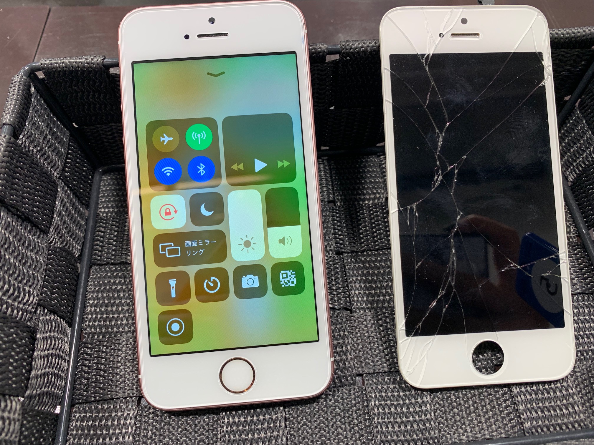 ガラス破損パネル交換[iPhoneSE・液晶ガラス交換修理]中のデータはそのまま最短30分で返却🎶修理後保証付きの大型ショッピングモール内2階アイフォン修理専門店スマートクール☎TEL：072-767-1011