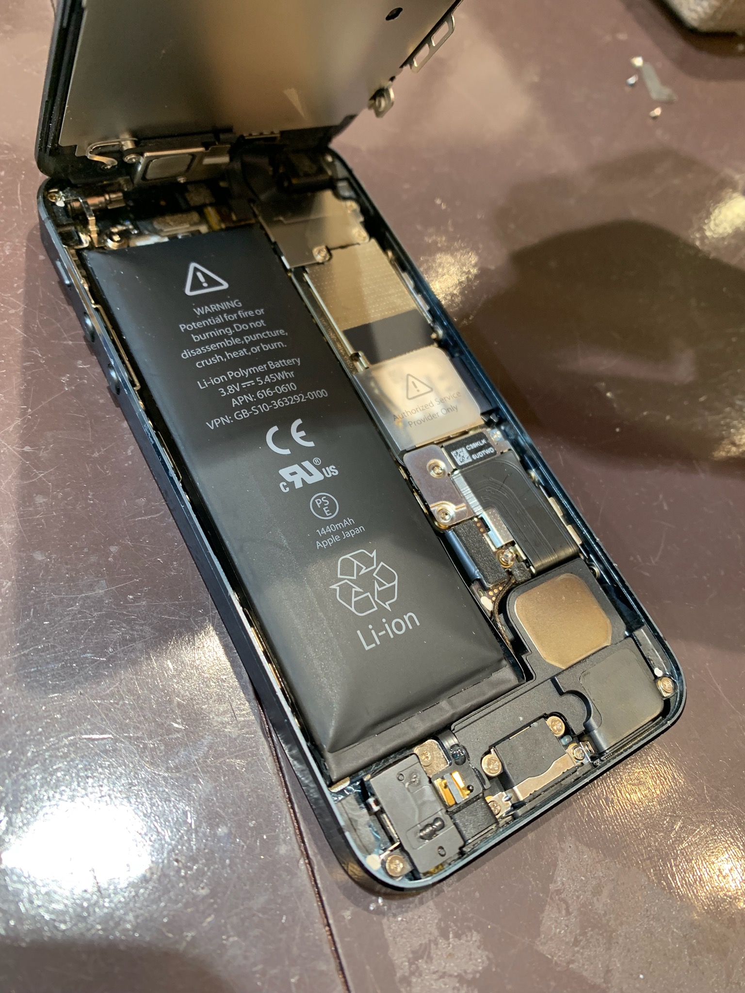 【iPhone修理】iPhone５のバッテリー交換！膨張して画面がとびだす！？スマートクールつかしん店にお任せください！《尼崎・伊丹・宝塚・川西・塚口》