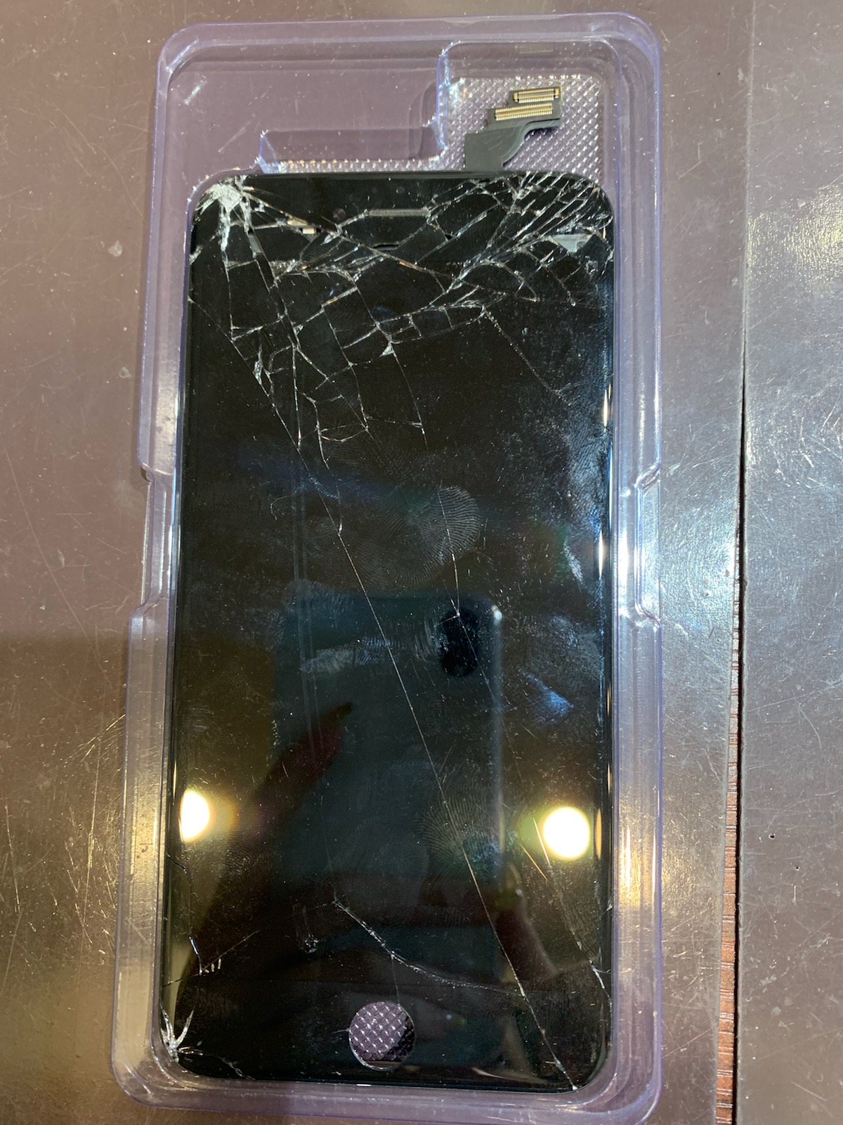 iPhoneの画面がバキバキに、、、諦めるにはまだ早い！！iPhoneの修理をするならスマートクールイオンモール伊丹店まで！！＜尼崎市からお越しのお客様＞電話番号：072-767-1011