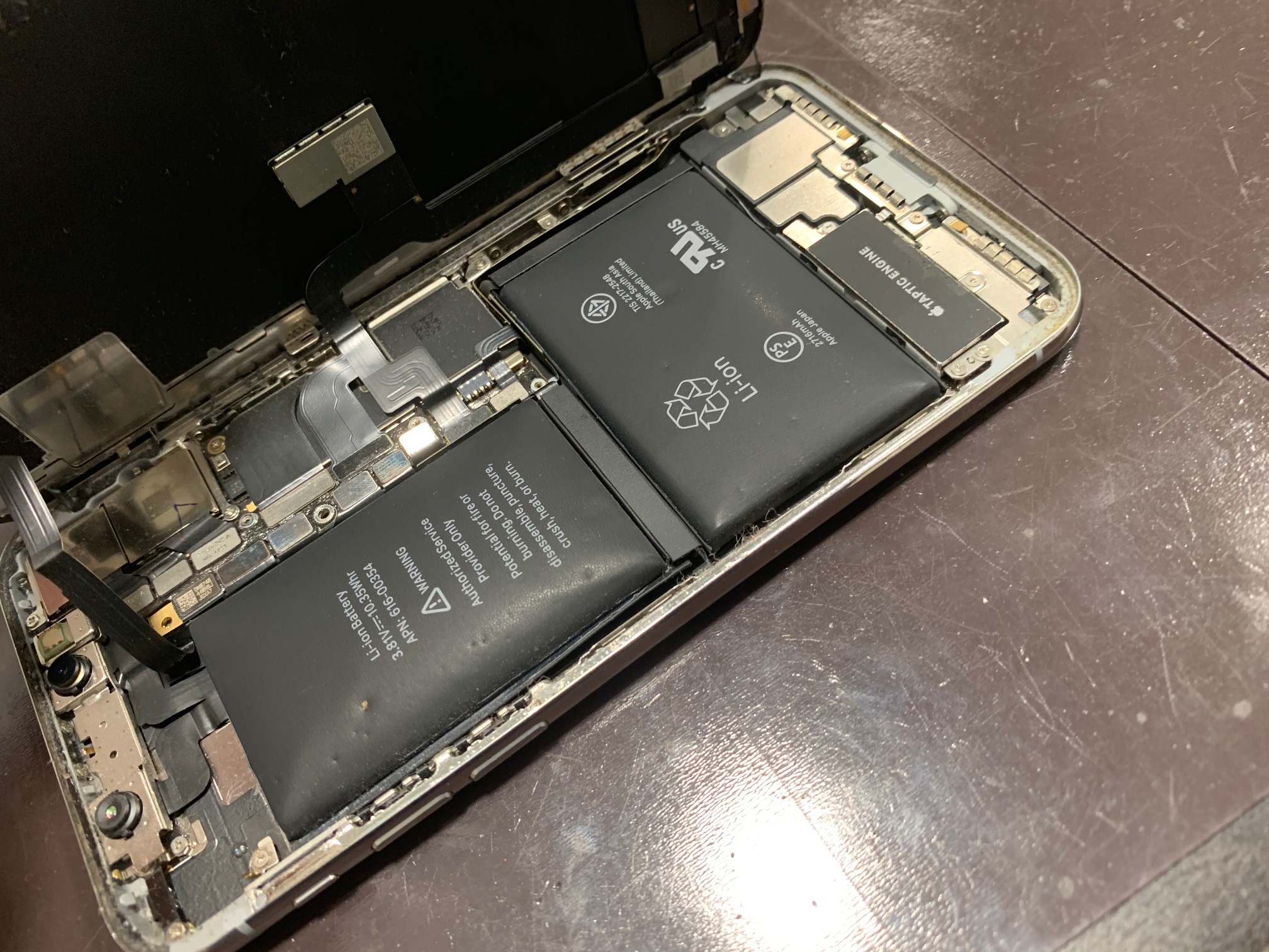 iPhoneXのバッテリーが膨張してパンパン🔥フロントパネルが押し上げられてフレームとパネルの間に隙間ができた…！！そのままにするとバッテリーパック爆発の危険が！！