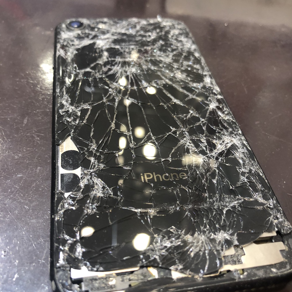【奇跡の復活】背面ガラスまでバキバキになったiPhone8、画面の表示は液晶のバグのみ。。。＜川西市よりお越しのお客様＞
