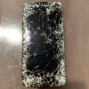 アイフォン　車　IPHONE　iphone　修理　轢かれた　故障　バキバキ　大破　画面　ガラス