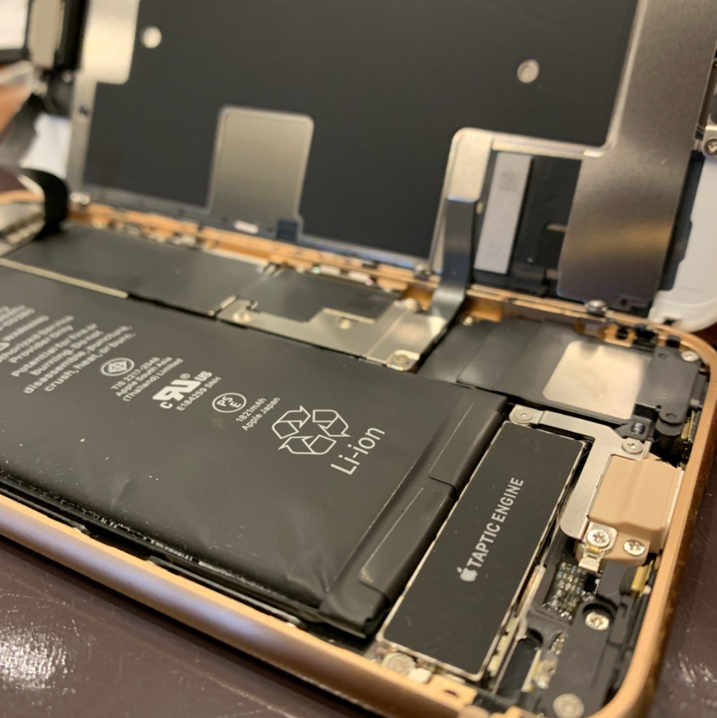 【iPhone修理尼崎】画面が膨らんでバッテリーが膨張！！交換だけでは済まないかも！？スマートクールつかしん店へ！