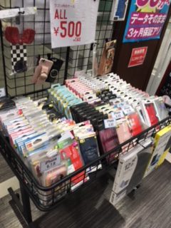 店内にはたくさんのケースを並べております！伊丹、川西でiPhone修理店をお探しなら当店へ！