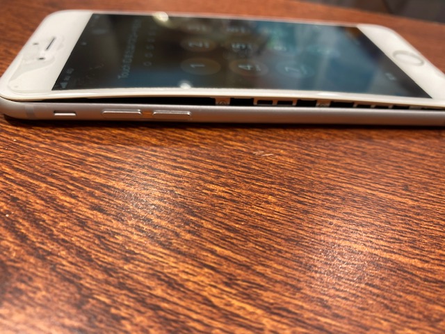 iPhoneの画面が浮いてきた！？原因は・・・バッテリー！？