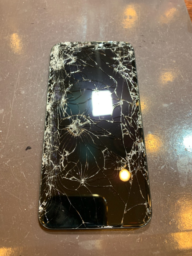 【iPhoneXS画面修理】川西−バキバキアイフォンでも時間・値段変わりません！！データそのまま修理！ヒ