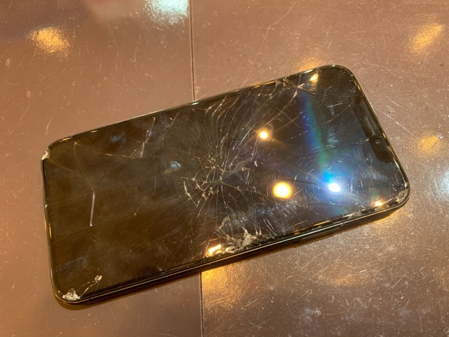 iPhoneの画面がバキバキに、、、壊れたアイフォンを最短30分でデータそのまま修理！！＜伊丹市からお越しのお客様＞ク