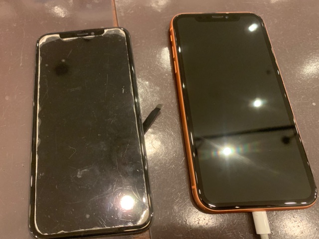 【iPhoneXR画面修理】川西−バキバキなアイフォンのままでは危険！データそのままでお修理可能！ヒ