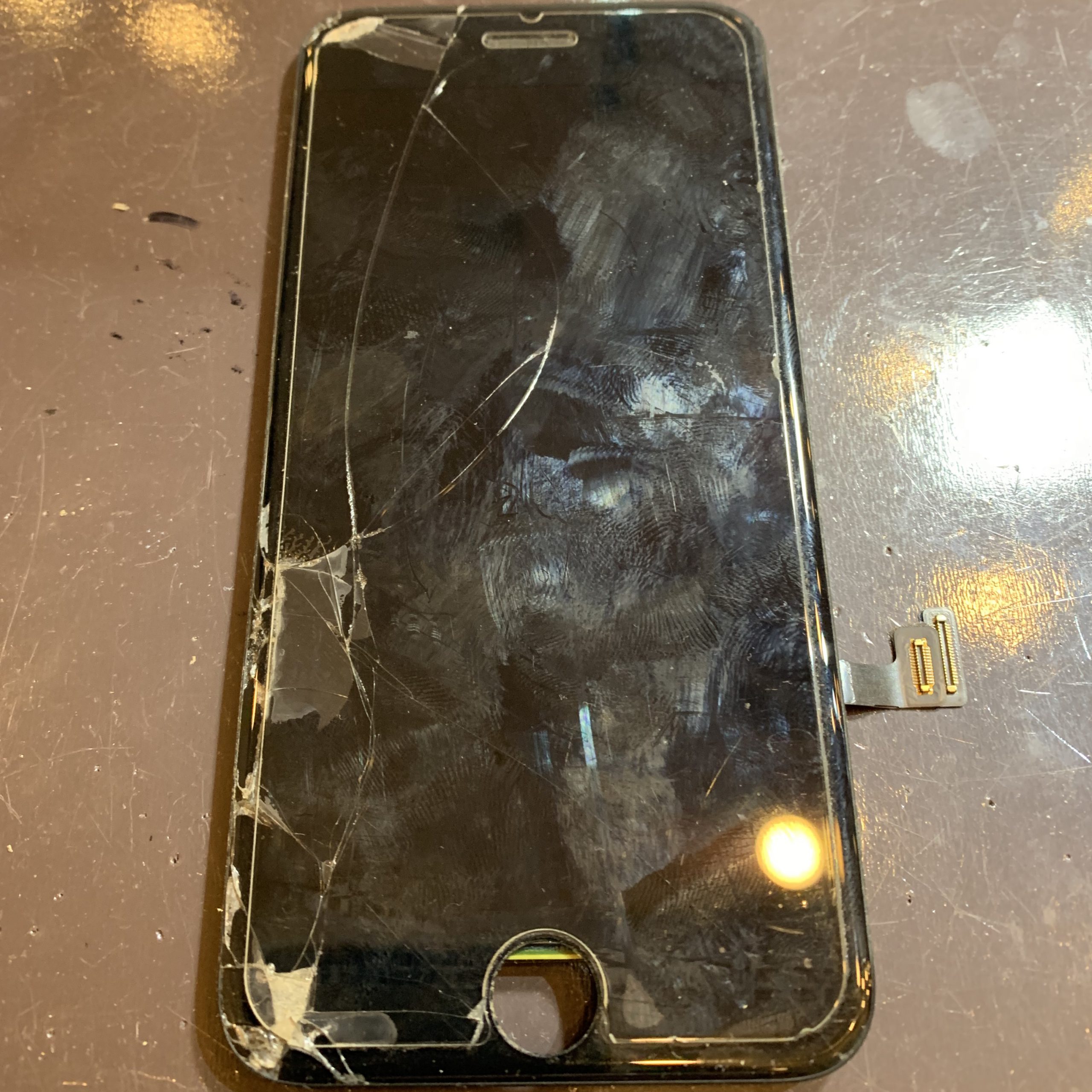 【iPhone８の画面修理】川西−画面が割れて破片が刺さる！？お早めのお修理お待ちしております！ヒ