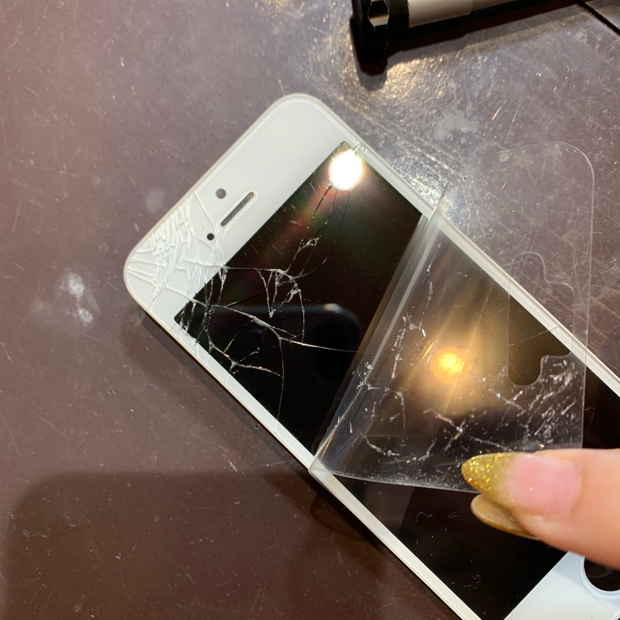 【iPhoneSE画面修理】川西-そのままにしないで！割れた画面！すぐ修理可能！ヒ