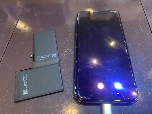 【iPhoneXバッテリー交換】川西−充電が１日持たない！それは交換サインです！ヒ