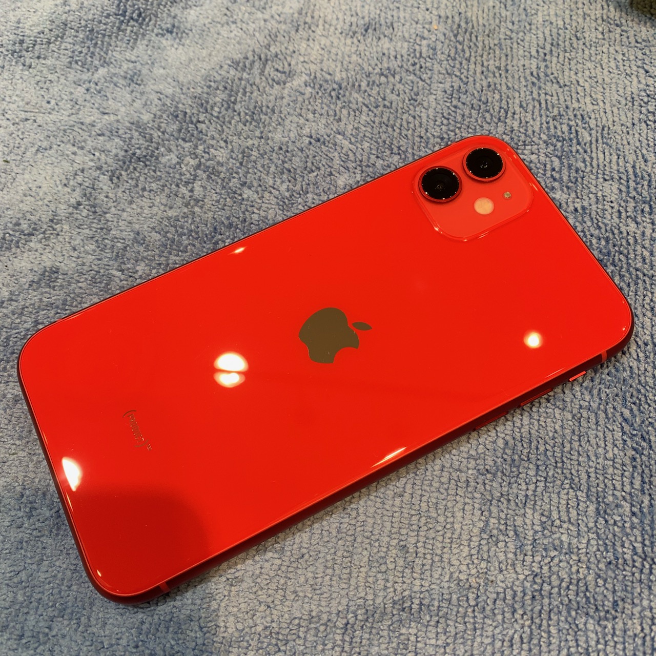 iPhone11　ガラスコーティング　コーティング剤を直接塗り込むことで保護します！！