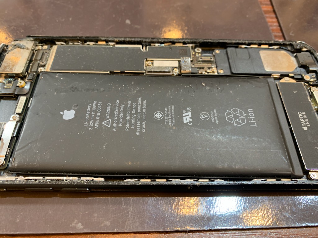 【iPhone７plusバッテリー交換】川西－バッテリー膨張で画面が浮いている！？ヒ