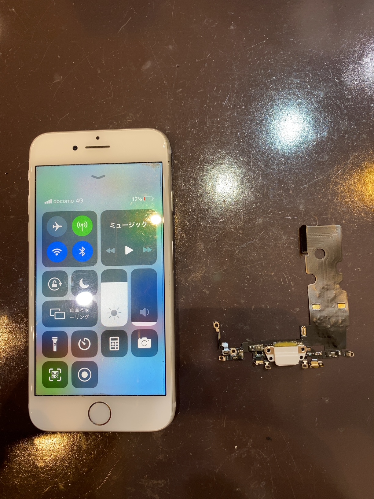 iPhone8　ドックコネクタ（充電口）修理　データそのまま即実最短40分修理＜川西市からお越しのお客様＞ク