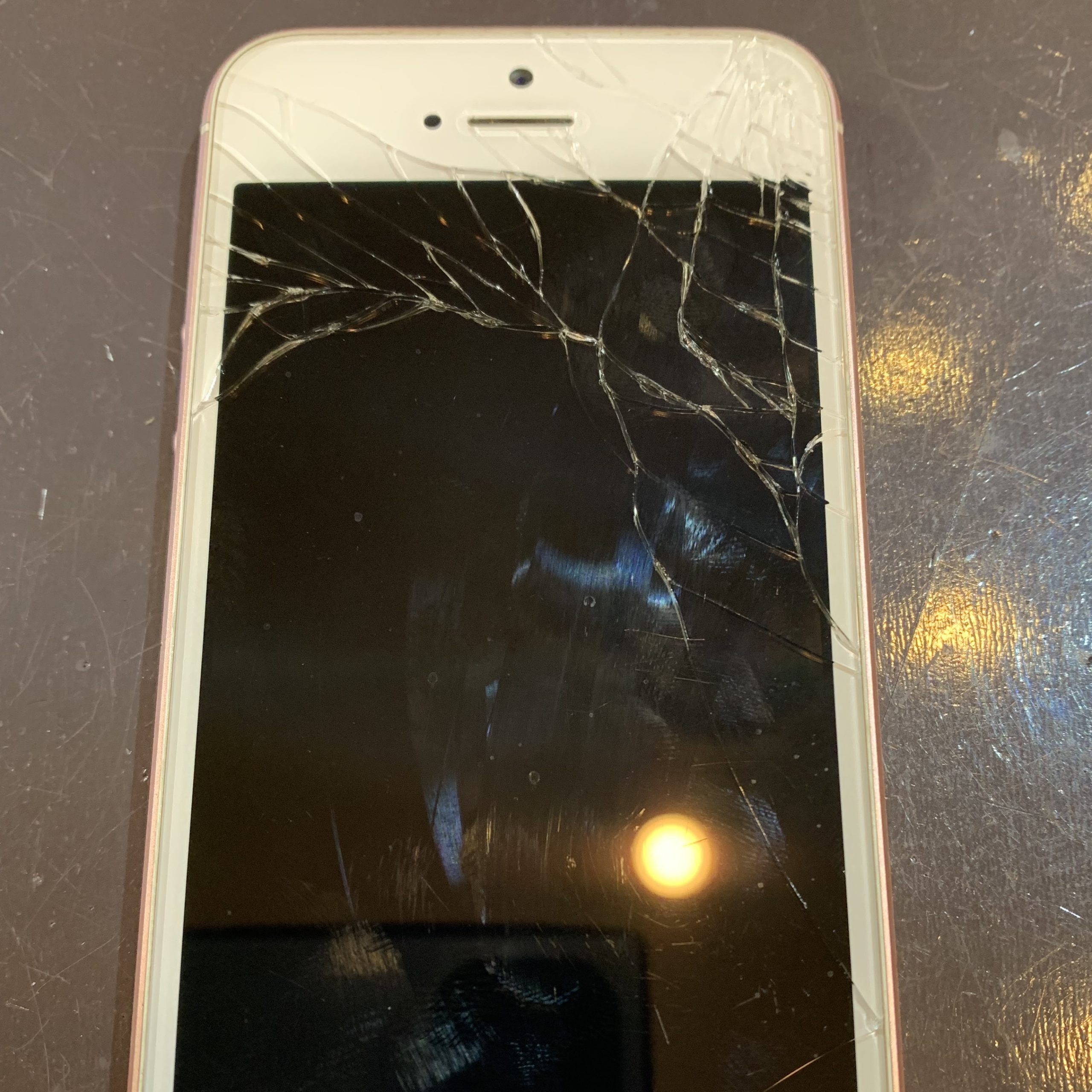 【iPhoneSE画面修理】川西−どんなにバキバキでもお修理時間や費用は変わりません！ヒ