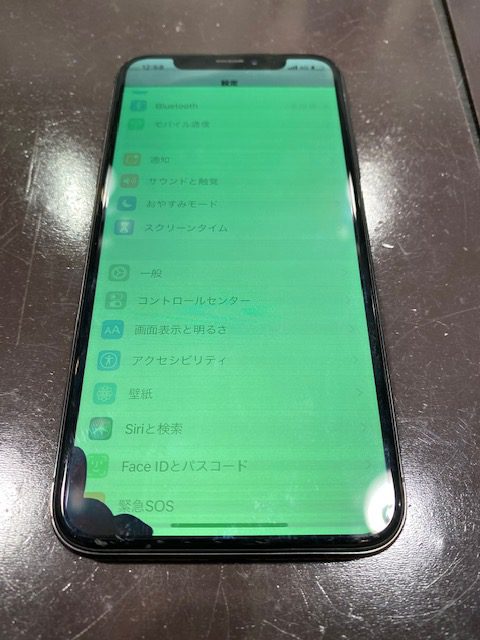 iPhoneの画面に黒いシミが！！なんでこうなるの？？