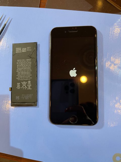 iPhone８　バッテリー交換　充電の持ち良くなります！ミ