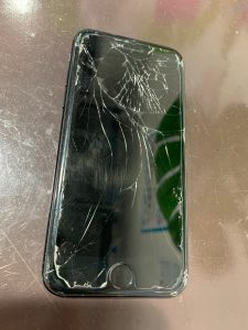 画面が破損したiPhone